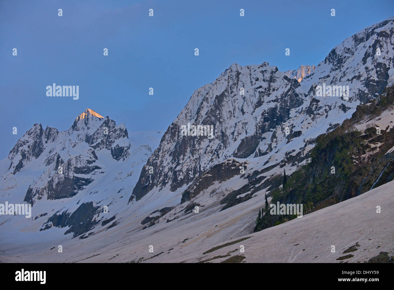 Himalayan hills snow hi-res stock photography and images - Alamy