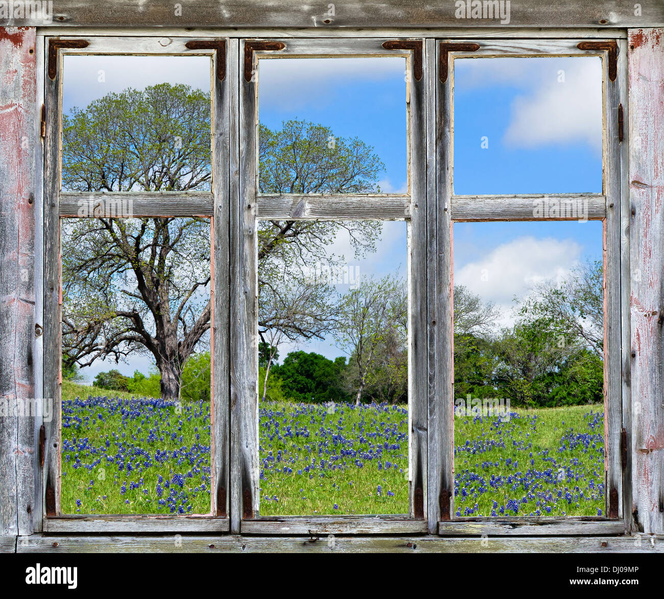 В оконной раме голубеет квадратик чистого неба. Старая оконная рама. Старое окно. Старые стеклянные окна. Открытое старое окно.
