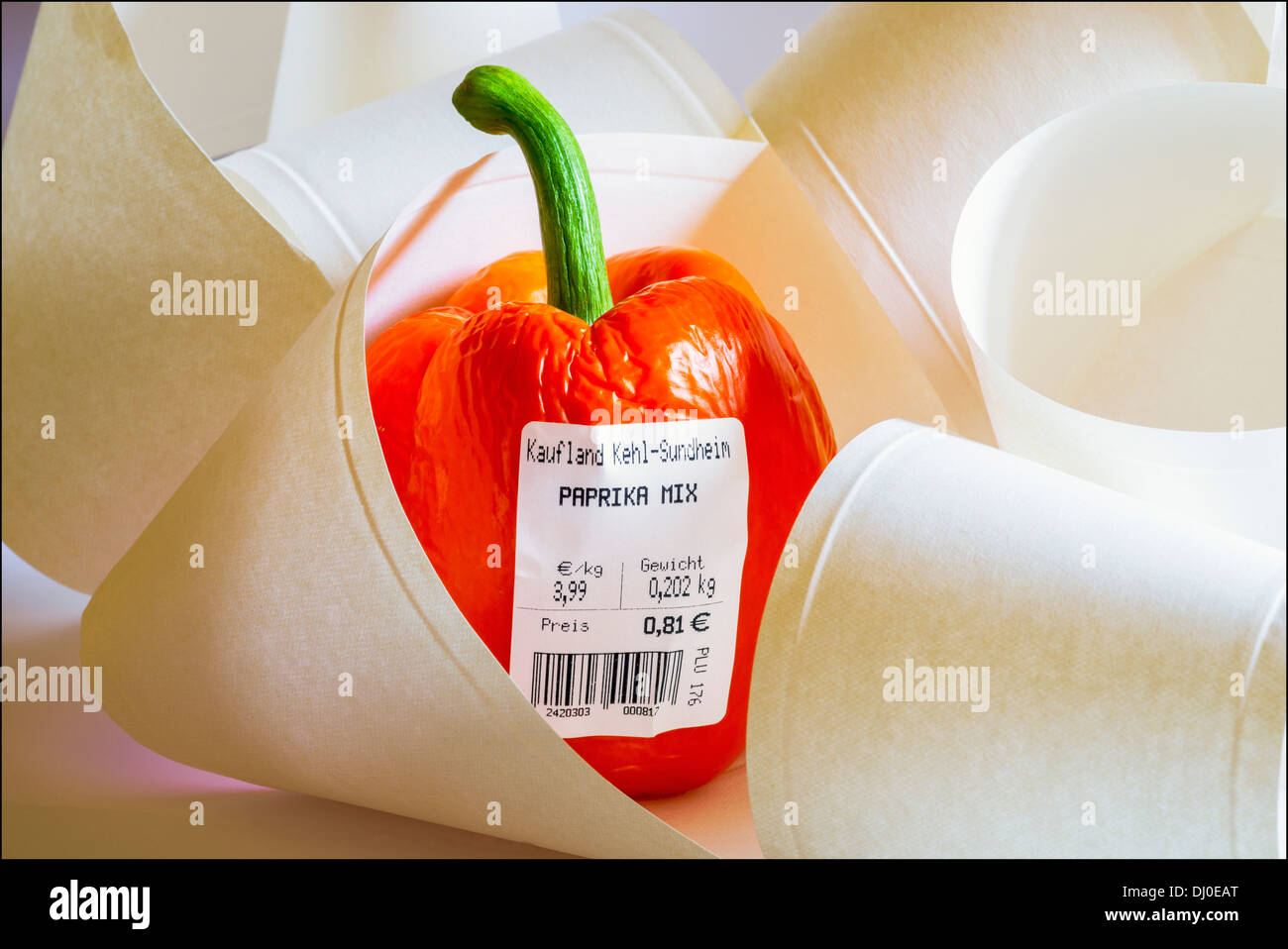 One red bell pepper with German barcoded label showing weight and