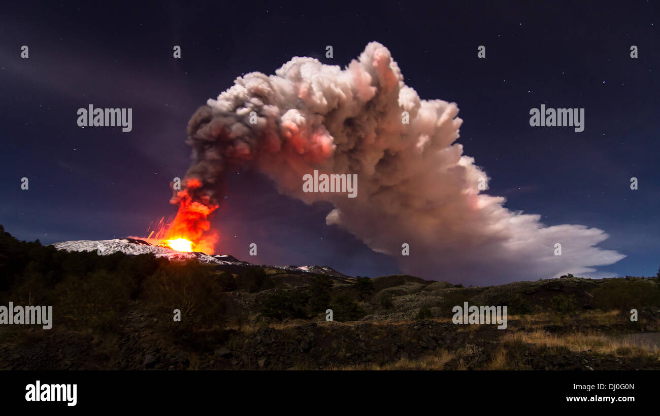 Magnifica eruzione del vulcano Etna. Colate di lava ed esplosioni tengono svegli tutti i siciliani. Credit: Wead/Alamy Live News Stock Photo