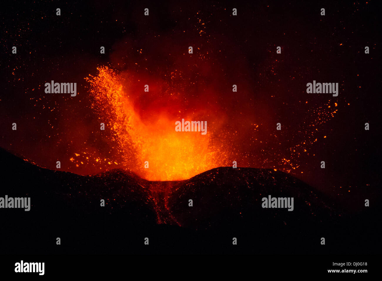 Magnifica eruzione del vulcano Etna. Colate di lava ed esplosioni tengono svegli tutti i siciliani. Credit: Wead/Alamy Live News Stock Photo