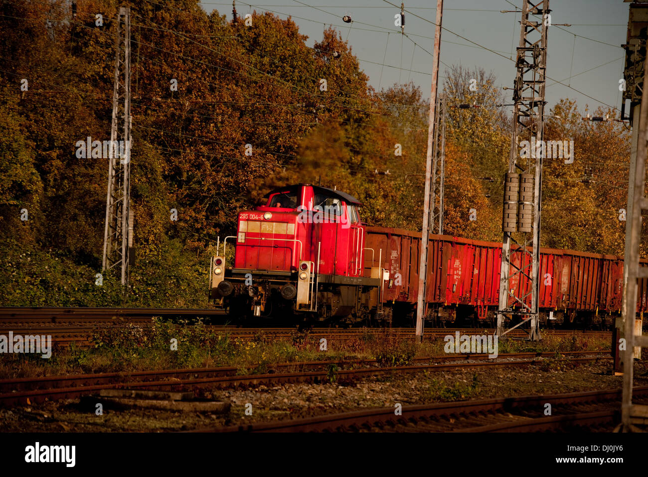 BR295 295 004-6 der DB mit einem Güterzug auf der KBS385 (KM 124 2) durchquert den Betriebs-bf Osnabrück-Hörne  (Nov 2013) Stock Photo