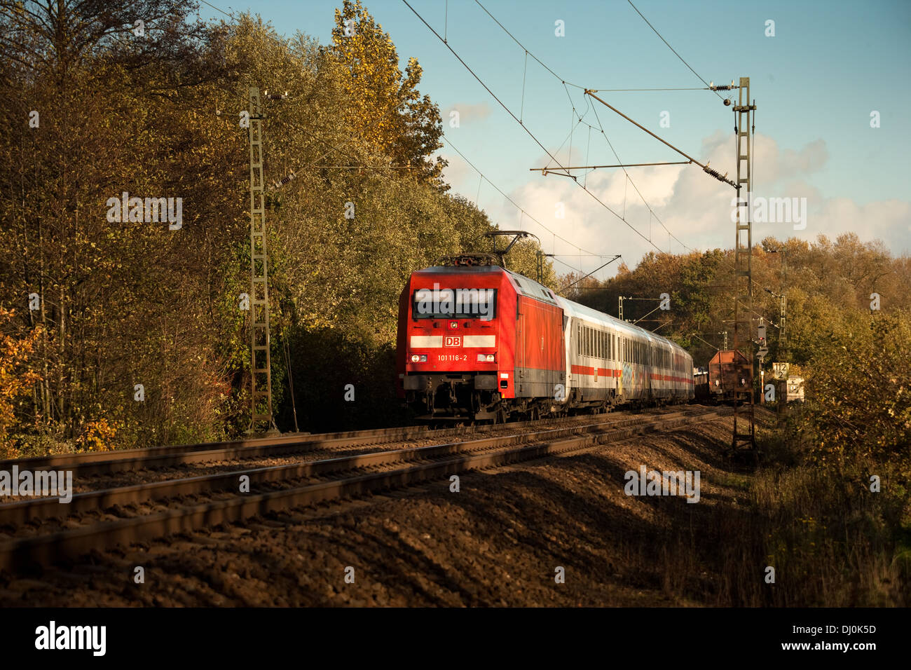 BR101 101 051-1 der DB mit IC1129 (Kiel-Passau) auf der Rollbahn (KBS385 Wanne Eikel-Hamburg KM112 2) bei Osnabrück (Nov 2013) Stock Photo
