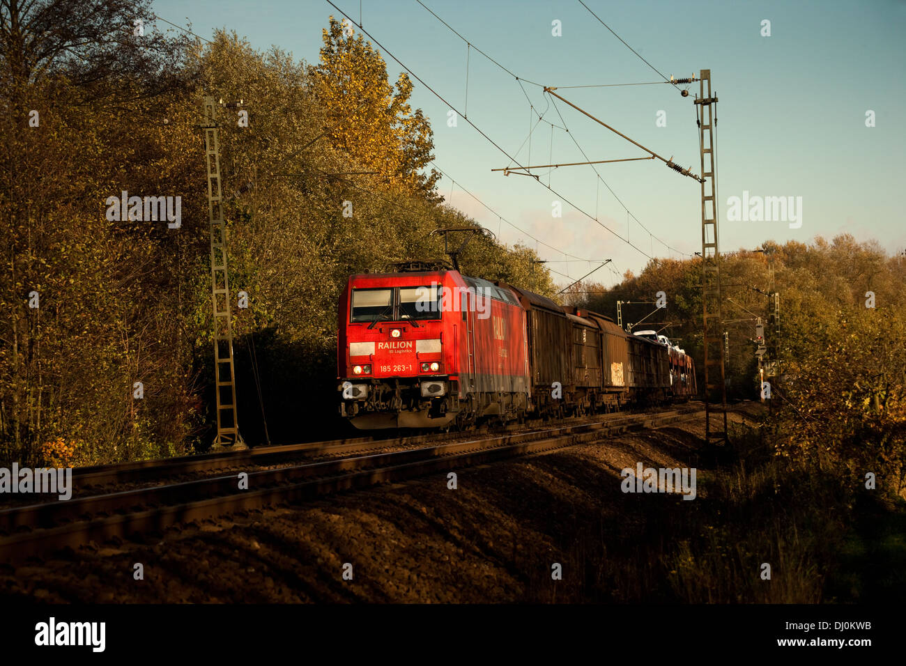 BR185 185 263-1 der DB mit einem gemischten Güterzug auf der Rollbahn (KBS385 Wanne Eikel-Hamburg KM112 0) b. Osnabrück Nov 2013 Stock Photo