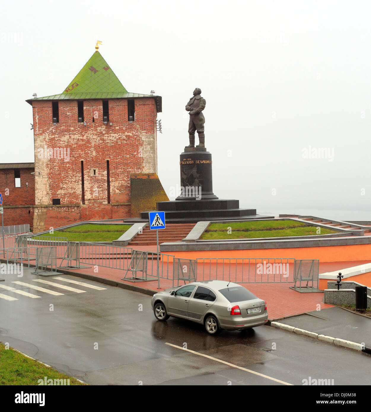 Monument to Valery Chkalov and Kremlin tower, Nizhny Novgorod, Russia Stock Photo