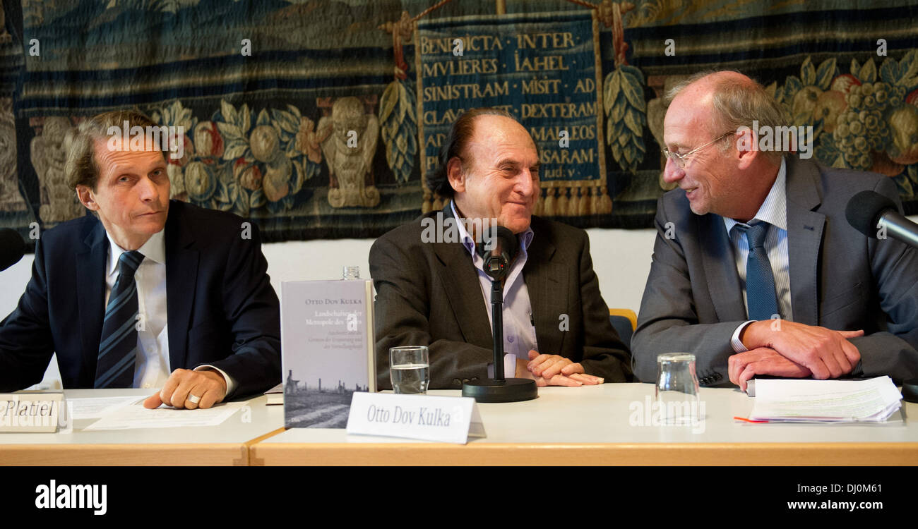 Munich, Germany. 18th Nov, 2013. The chairman of the Bavarian Association of the Stock Market Society of the German Book Trade, Joerg Platiel (L-R), the Israeli historian and Holocaust survivor Otto Dov Kulka and the Munich Cultural Officer Hans-Georg Kueppers attend a press conference in Munich, Germany, 18 November 2013. Kulka will receive the 34th Geschwister-Scholl Prize for his book 'Landscapes of the metropolis of death: reflections on memory and imagination'. Photo: INGA KJER/dpa/Alamy Live News Stock Photo