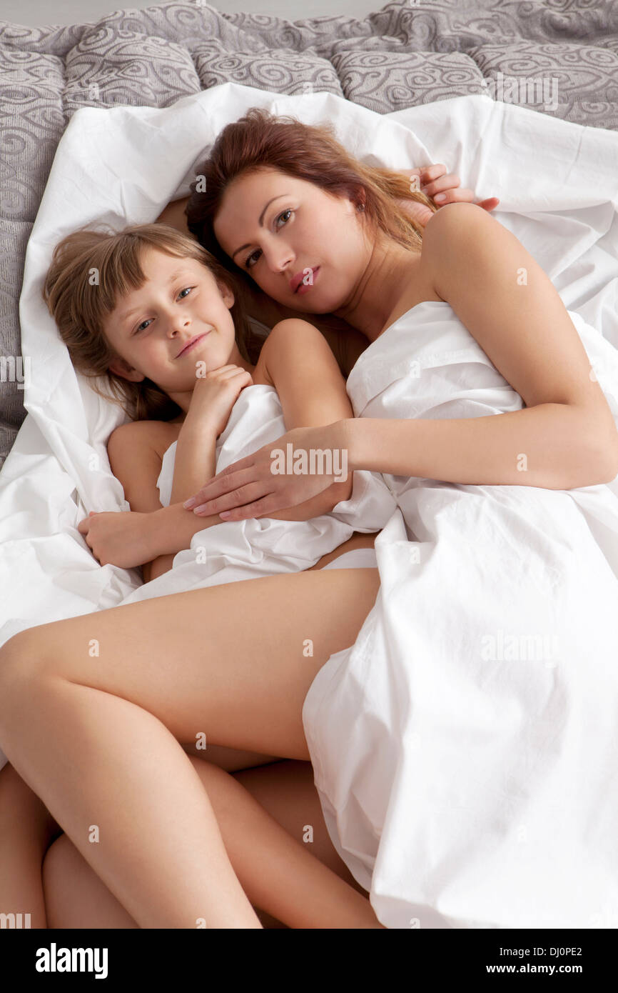 Mom daughter bed hi-res stock photography and images - Alamy