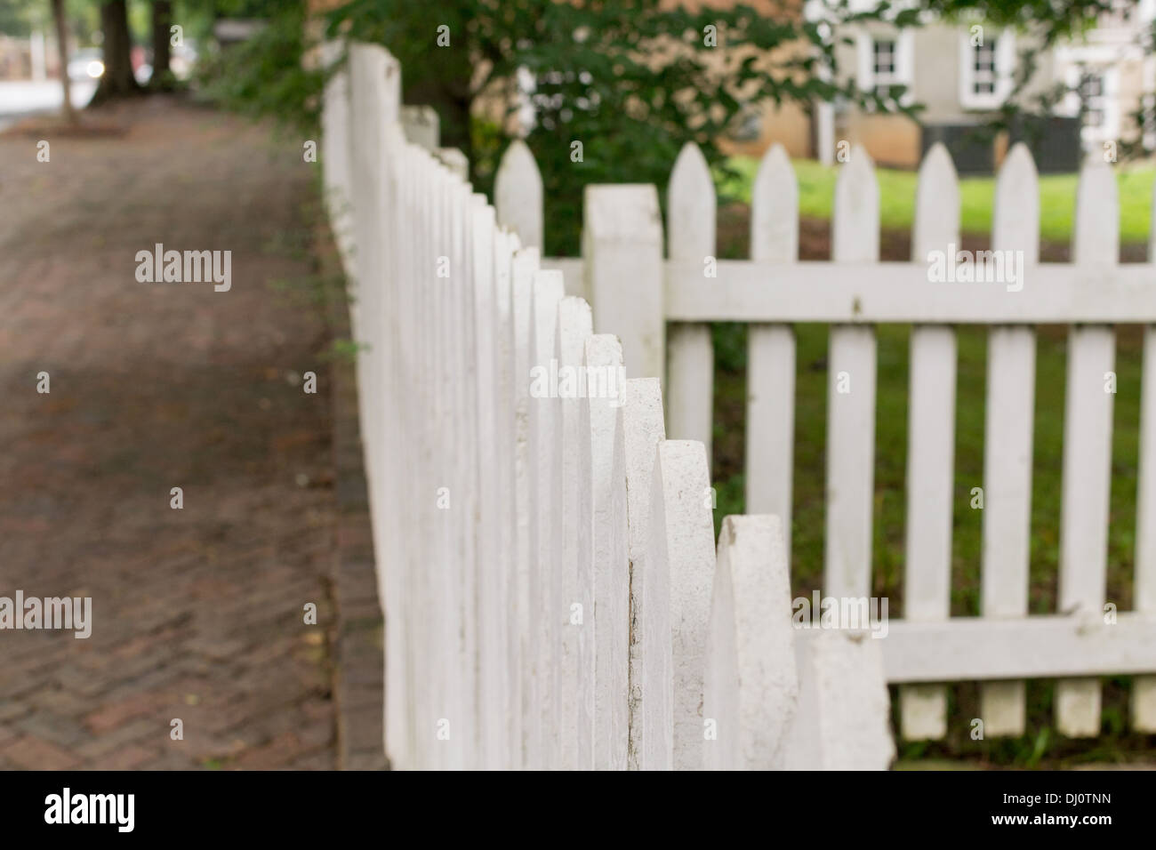Sidewalk and picket fence hi-res stock photography and images - Alamy