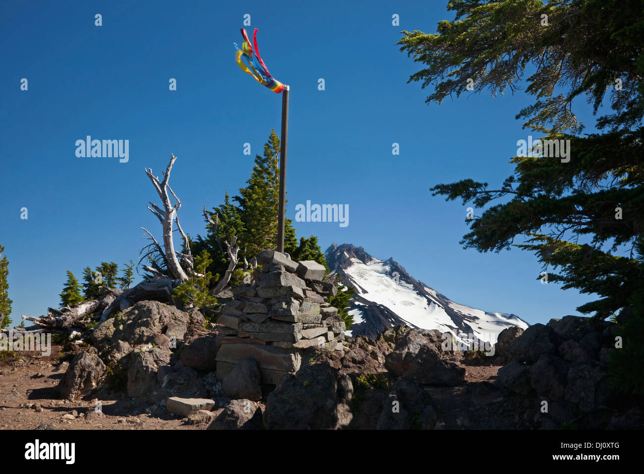 Trail marker along the PCT at the summit of Park Ridge with view of Mount Jefferson in the Mount Jefferson Wilderness. Stock Photo