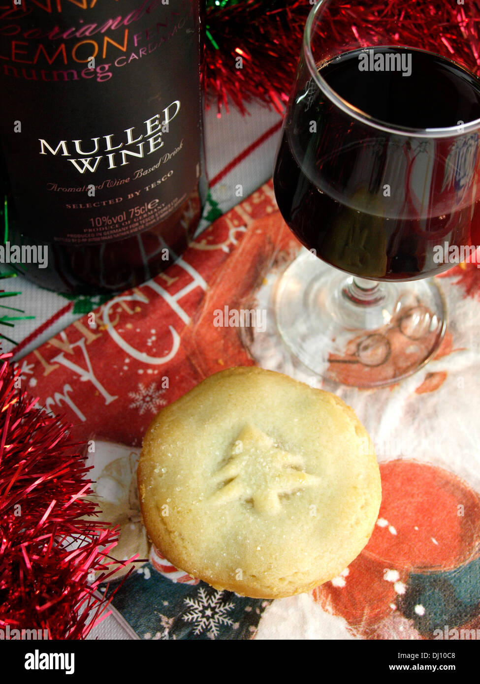 Mulled wine and mince pie Stock Photo Alamy Mulled wine and mince pie Stock Photo Alamy
