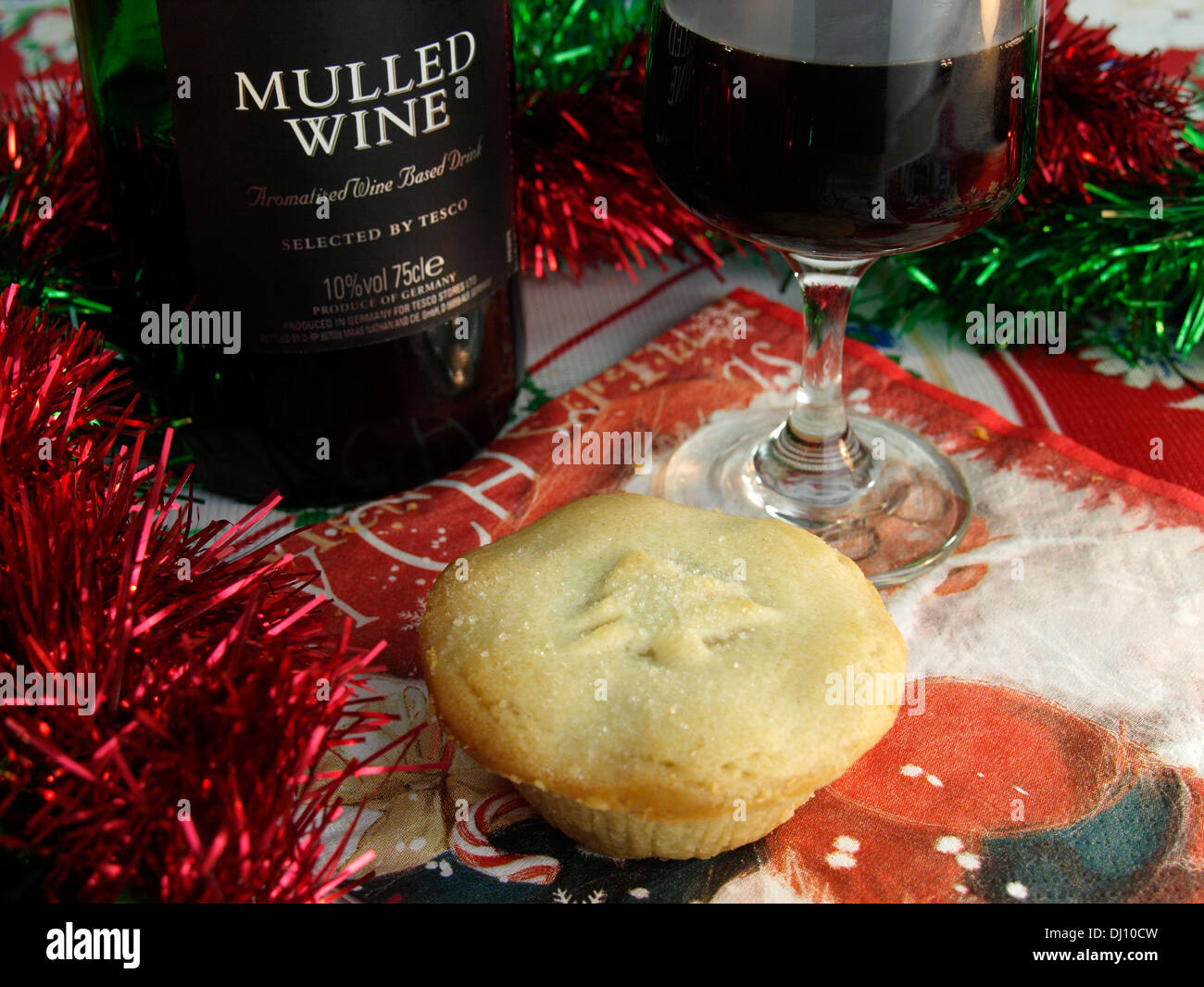Mulled wine and mince pie Stock Photo Alamy