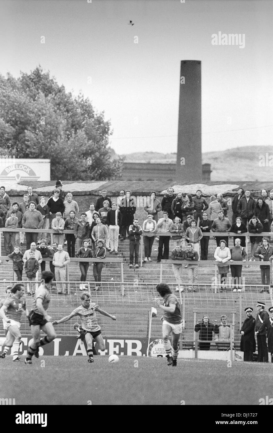 OLDHAM ATHLETIC V WOLVERHAMPTON WANDERERS AT BOUNDARY PARK 13/10/84 Wolves fans on the terraces. Picture by DAVID BAGNALL Stock Photo