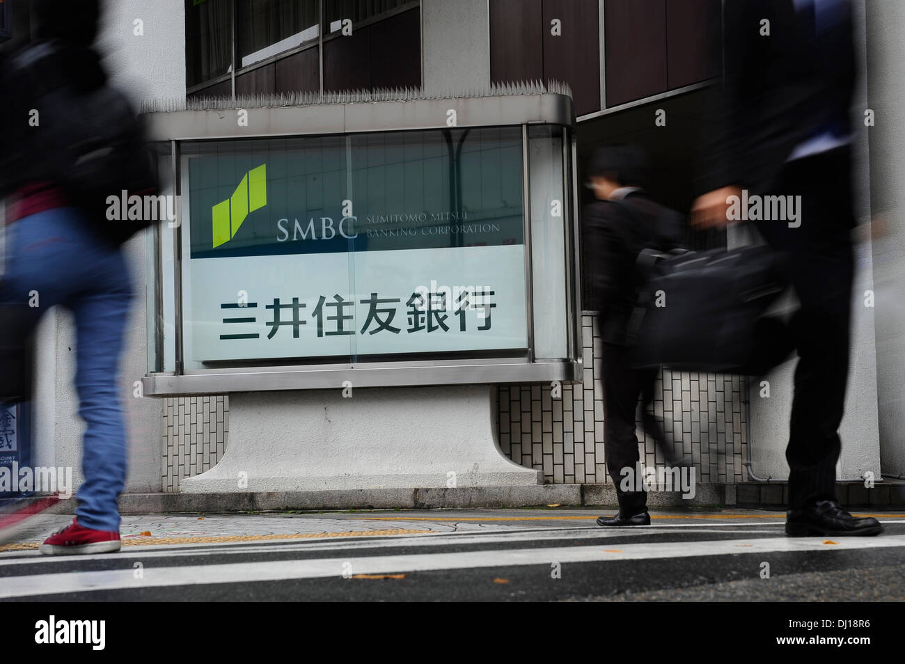 November 15th, 2013 : Tokyo, Japan - People walked by Sumitomo Mitsui Banking Corporation, or SMBC, which currently revealed that it had transaction with anti-social groups, at Shinjuku, Tokyo, Japan on November 15, 2013. After Mizuho Bank, Ltd., one of Japanese megabanks, revealed its transaction with such groups, SMBC and Bank of the Tokyo-Mitsubishi UFJ also revealed such transactions. © Koichiro Suzuki/AFLO/Alamy Live News Stock Photo