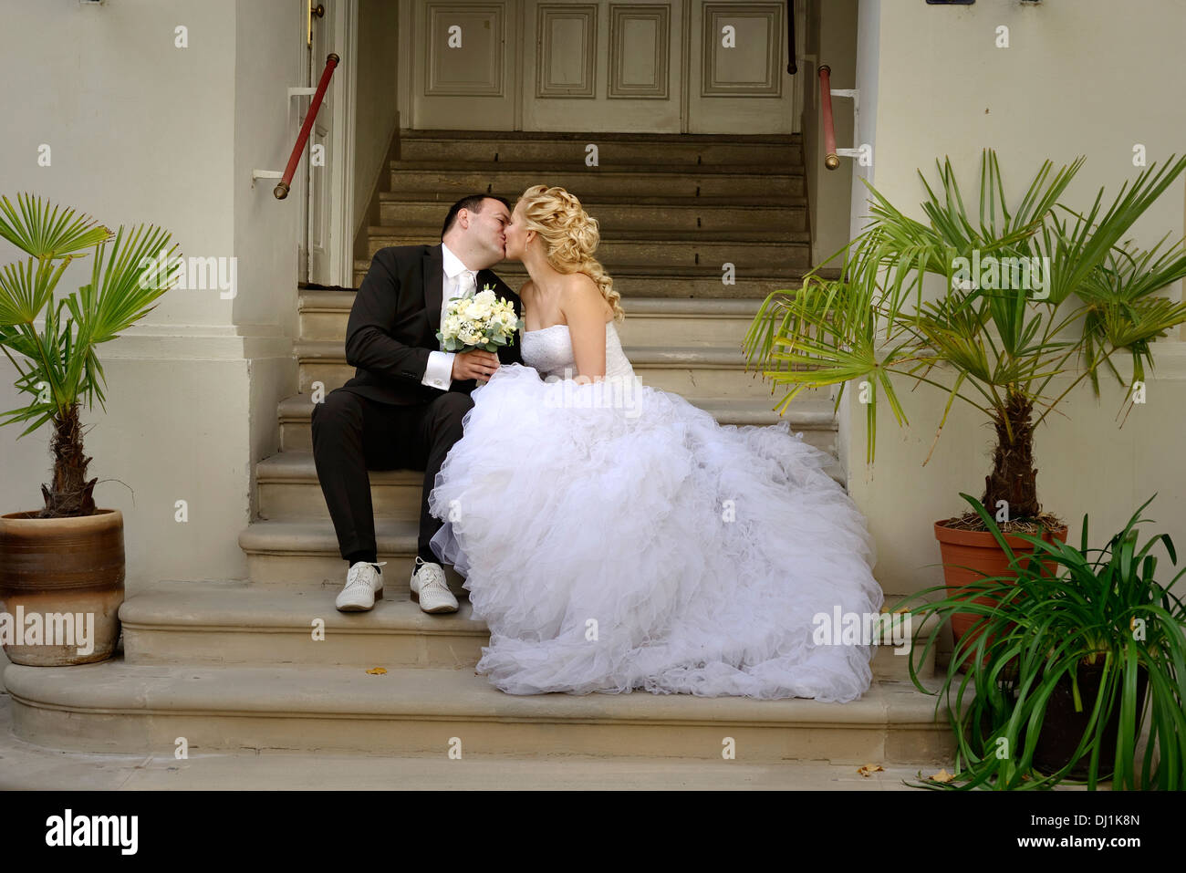 Couple kiss lips close up hi-res stock photography and images - Alamy