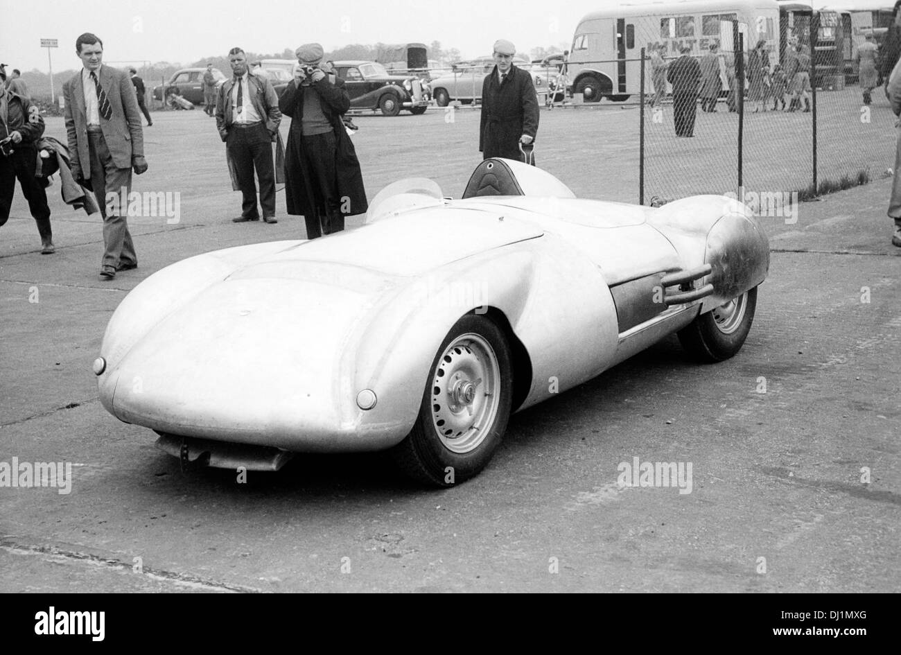 Peter Whitehead's brand-new Cooper-Jaguar sports car at the International Trophy meeting, Silverstone, England 1954. Stock Photo
