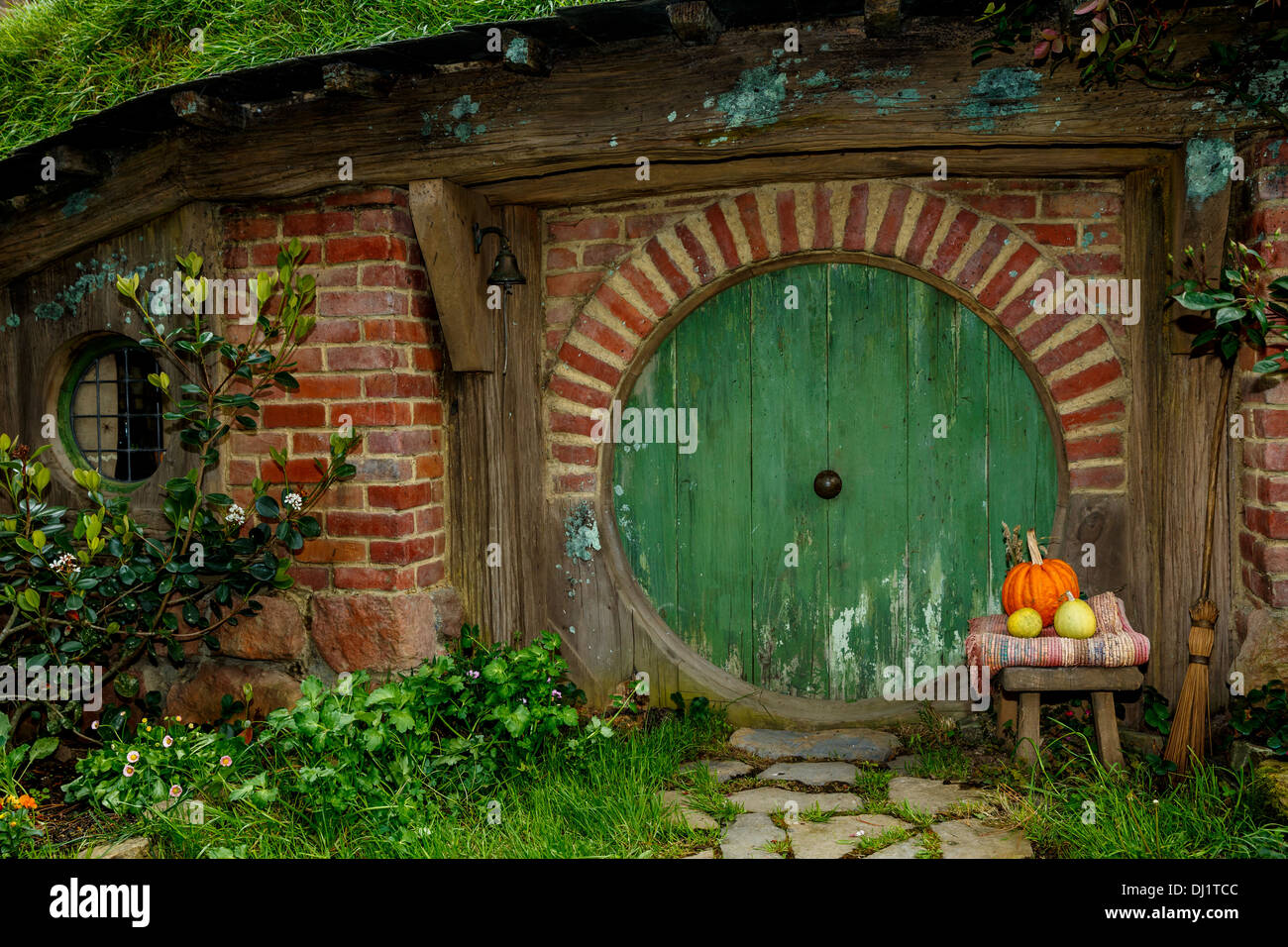 Hobbit-hole in Hobbiton, location of the Lord of the Rings and The Hobbit film trilogy, Hinuera, Matamata,  New Zealand Stock Photo