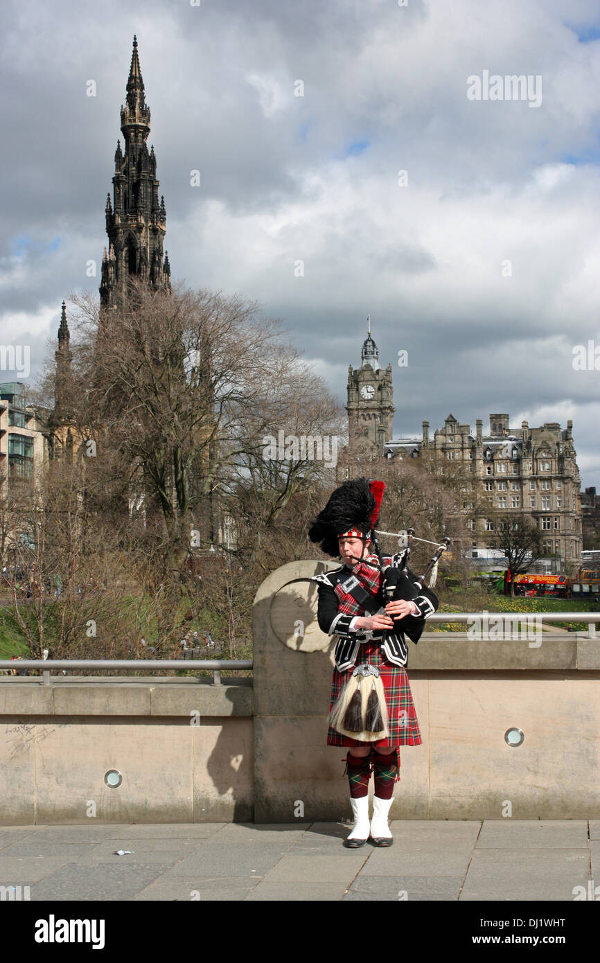Scotland: Piper in the historic centre of Edinburgh Stock Photo