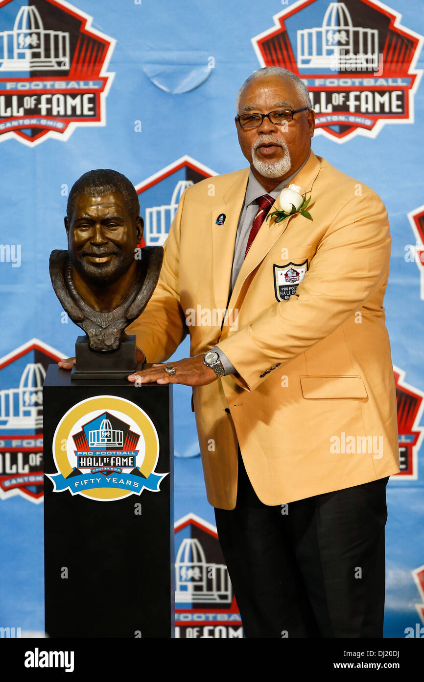 A fan holds up a sign during the induction ceremony at the Pro Football Hall  of Fame, Saturday, Aug. 3, 2019, in Canton, Ohio. (AP Photo/David Richard  Stock Photo - Alamy