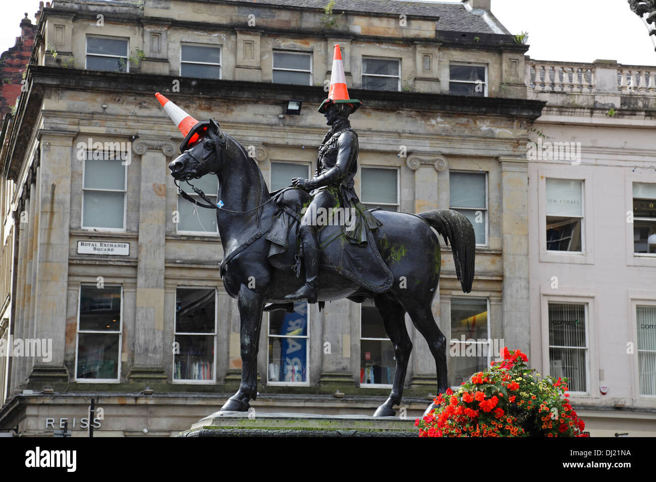 duke-of-wellington-statue-in-glasgow-city-centre-scotland-uk-DJ21NA.jpg