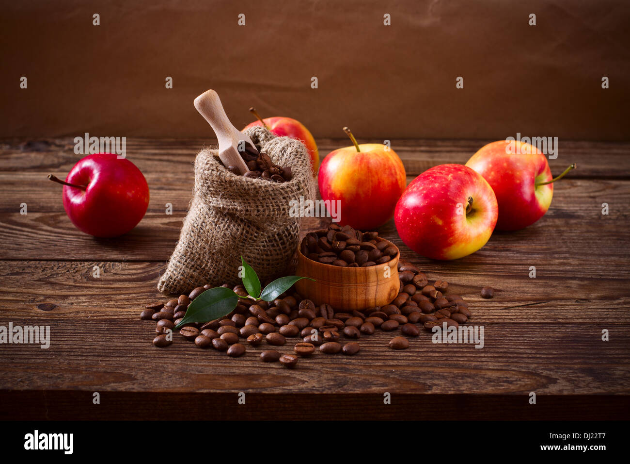 кофейное яблоко. кофейное яблоко. яблочный кофе. яблоко с корицей. яблочный кофе.