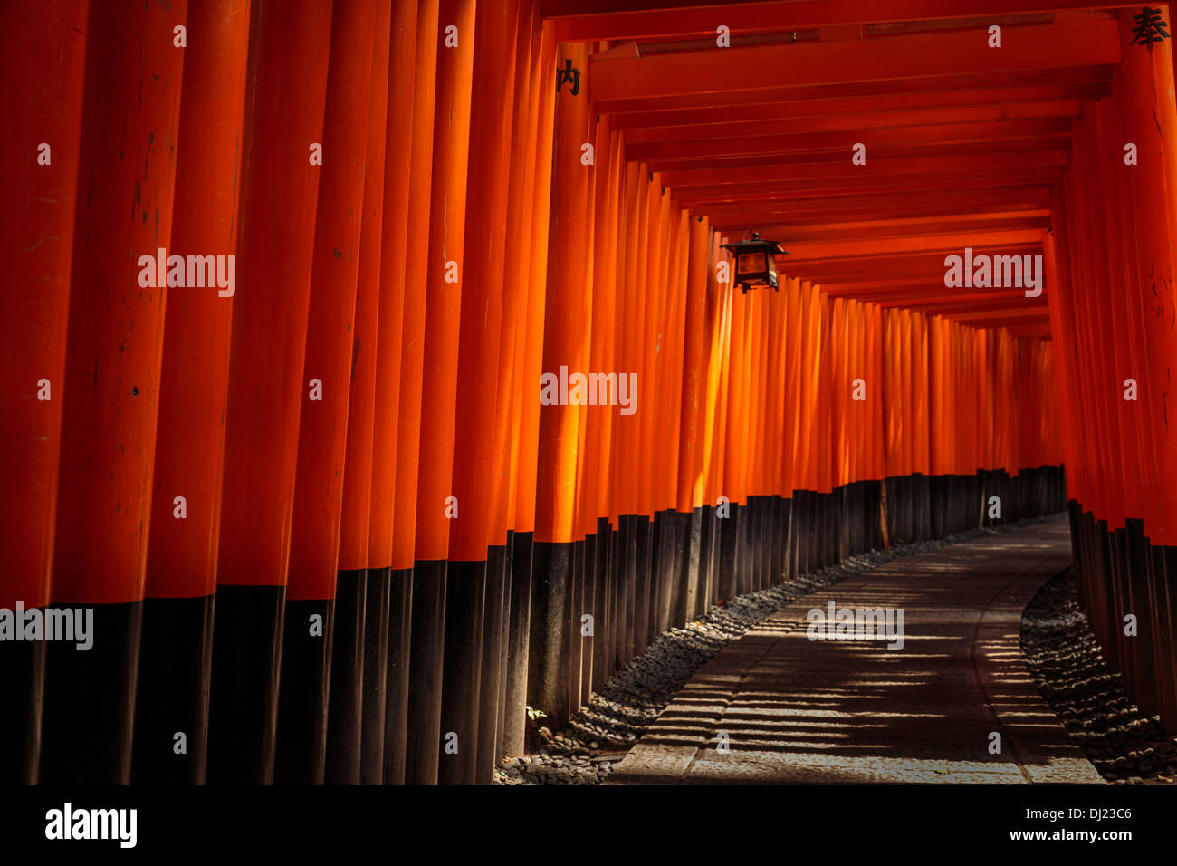 Walkway with torii leading to the inner shrine, Fushimi Inari-taisha shinto shrine, Fushimi-ku, Kyoto, Kyoto Prefecture, Japan Stock Photo