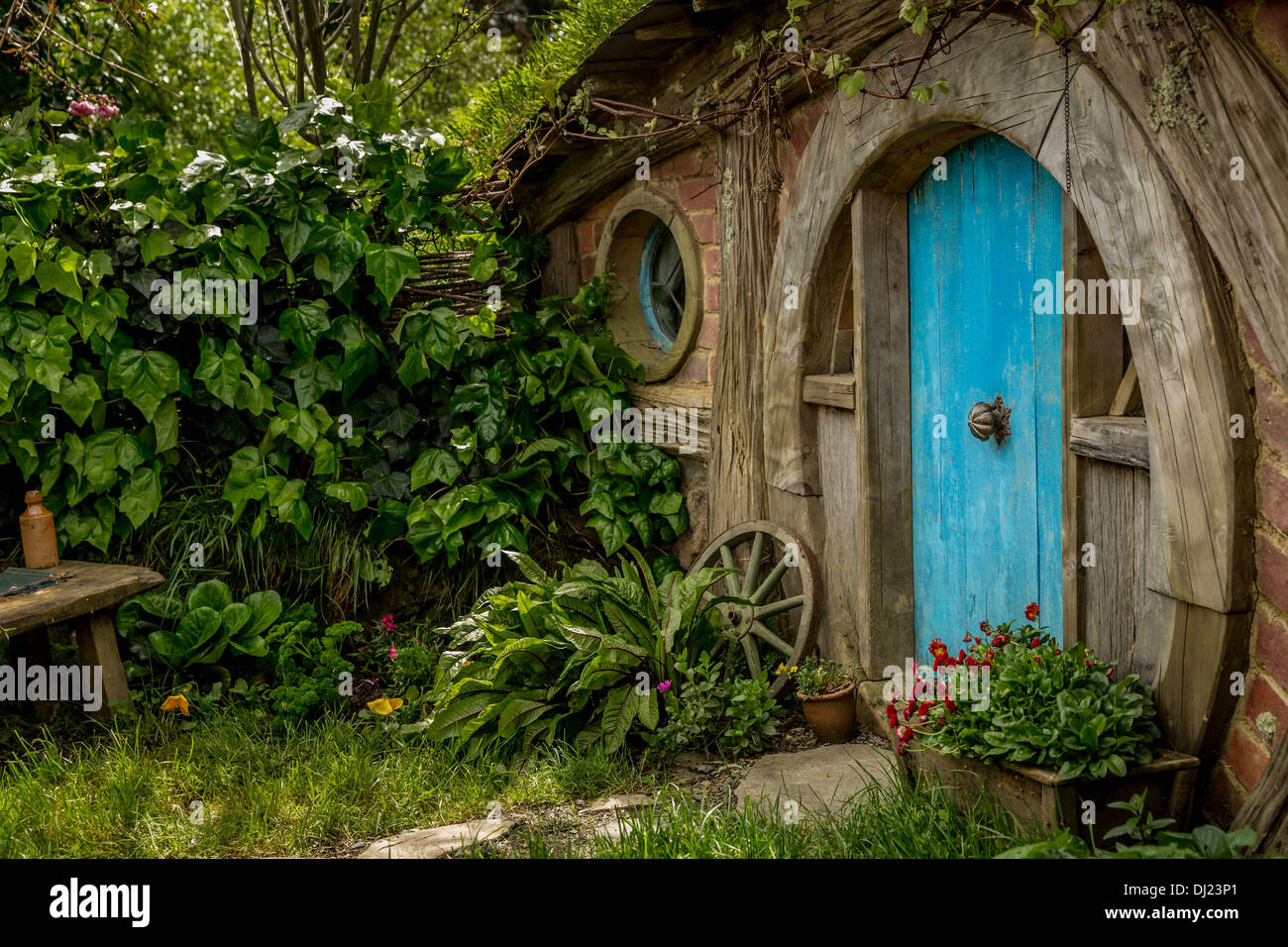 Hobbit-hole in Hobbiton, location of the Lord of the Rings and The Hobbit film trilogy, Hinuera, Matamata, New Zealand Stock Photo