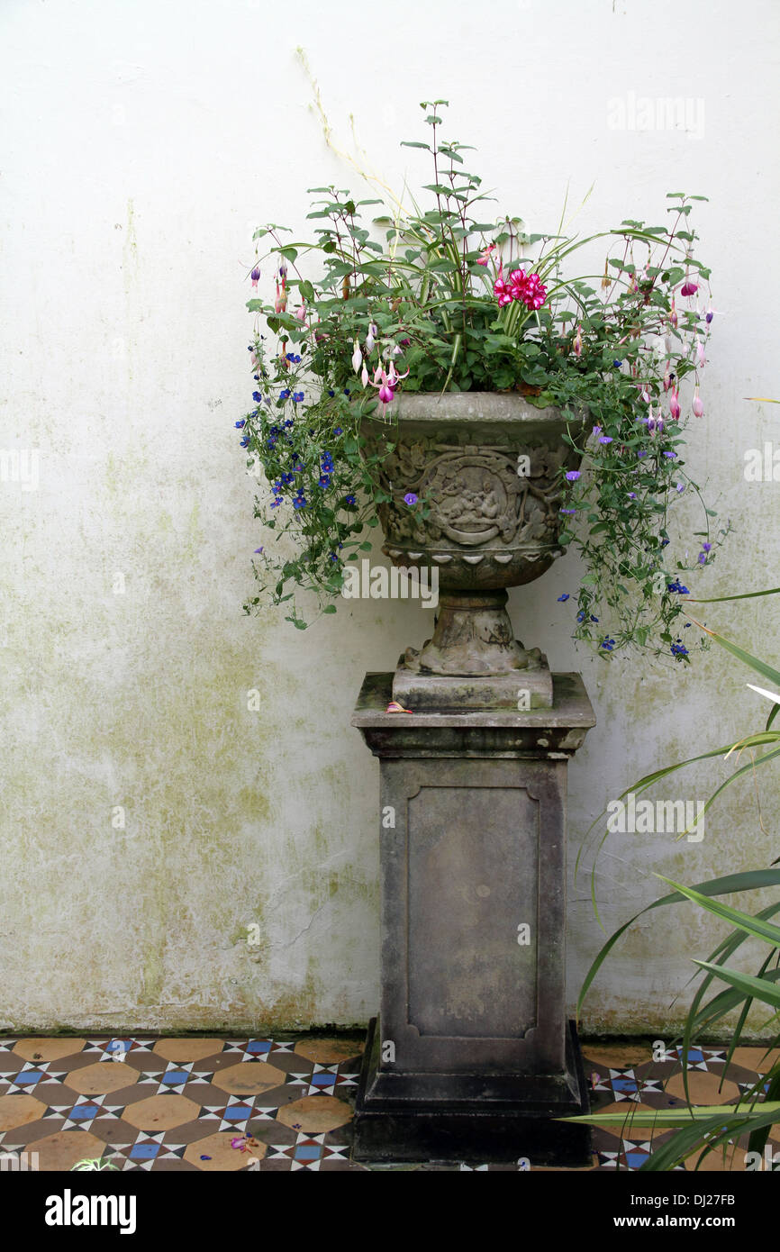 Display of flowers in an decorative urn Stock Photo Alamy