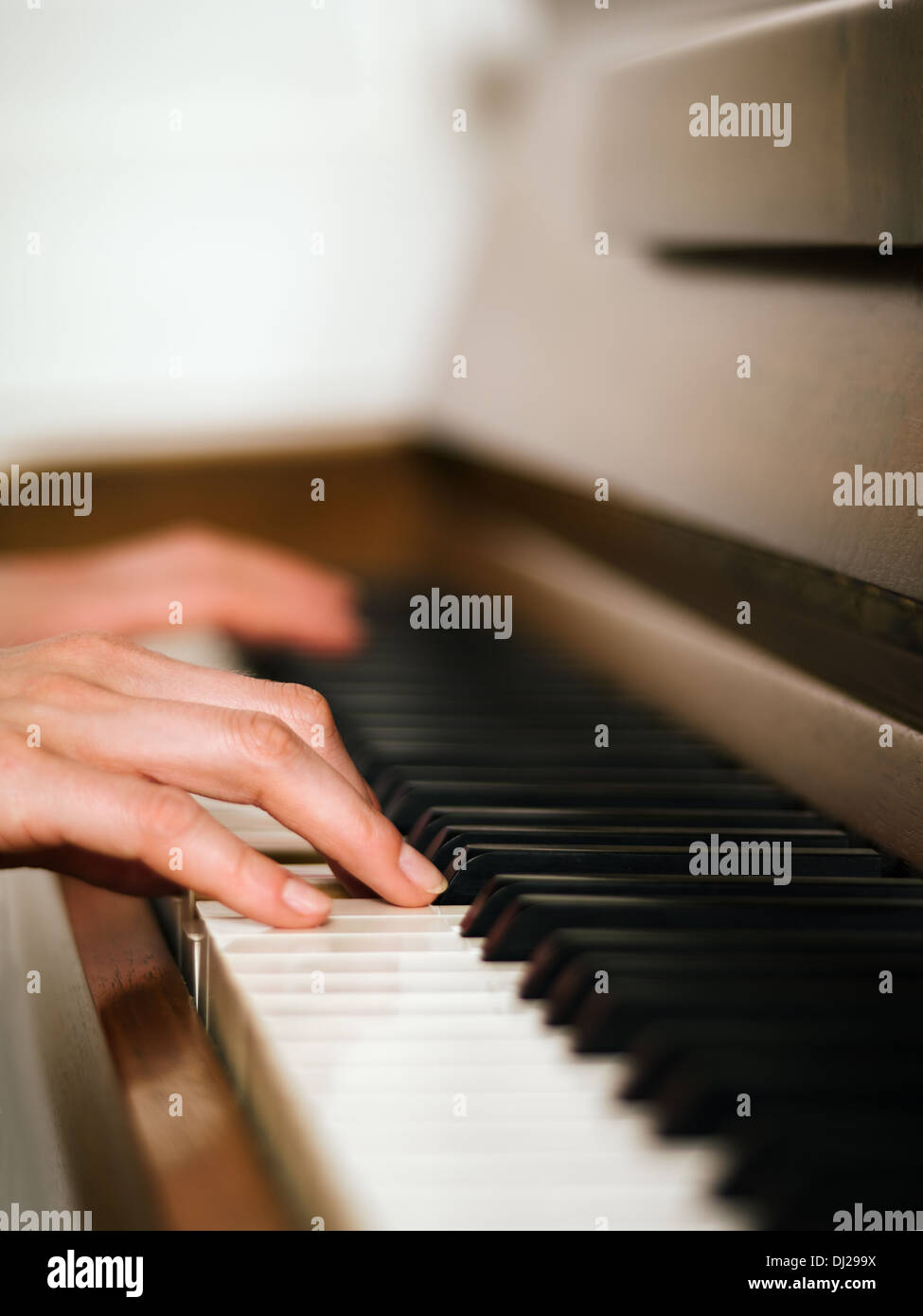 Upright piano hires stock photography and images Alamy