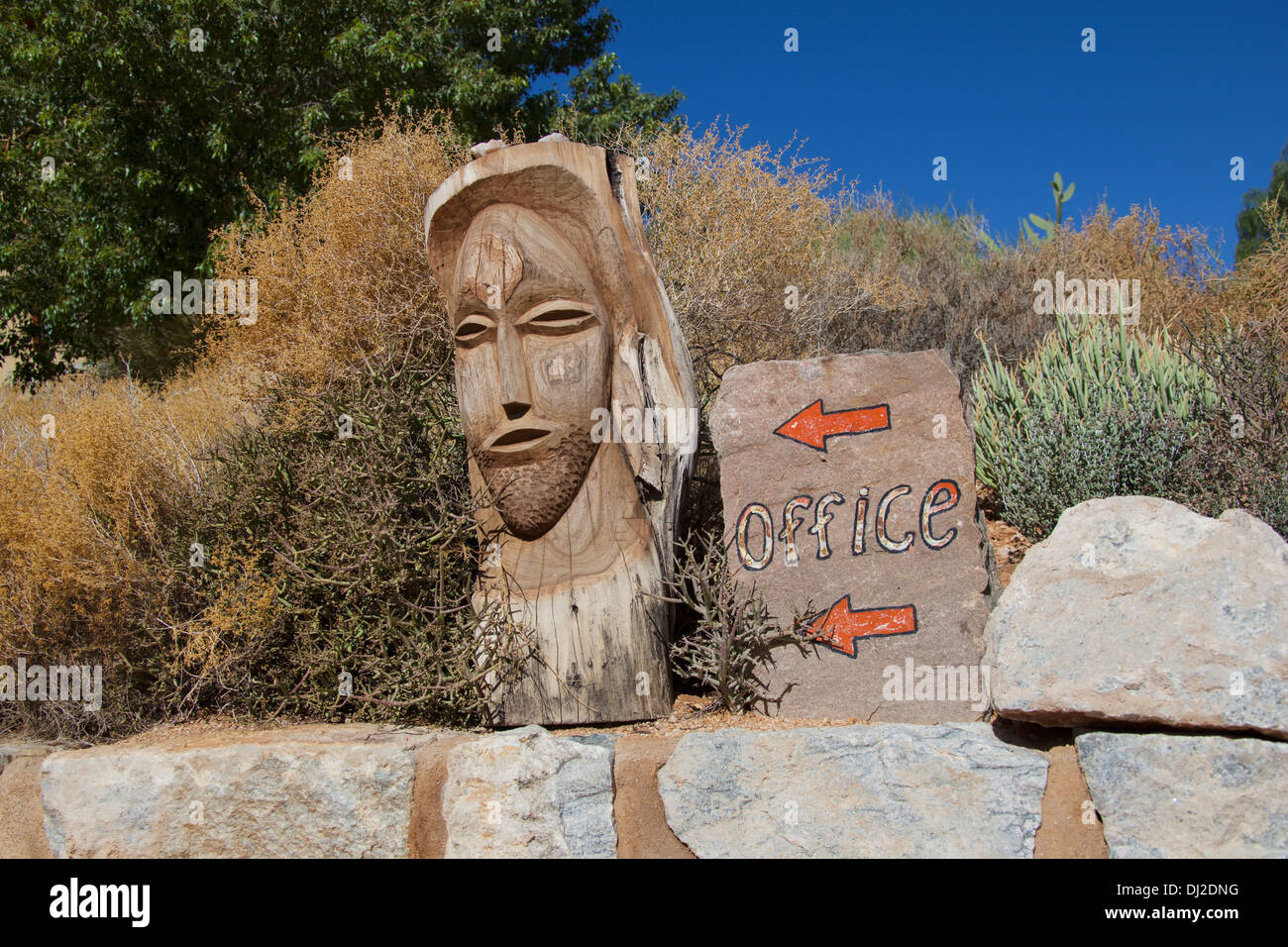 African wooden art statues hi-res stock photography and images - Alamy