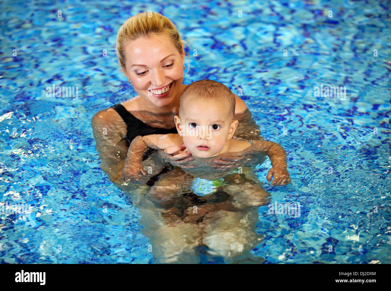 Бассейн мама и ребенок. Мама и малыш в бассейне. Грудничковое плавание в бассейне. Фотосессия мамы и сына в бассейне. Мама с ребенком грудничком в бассейне.