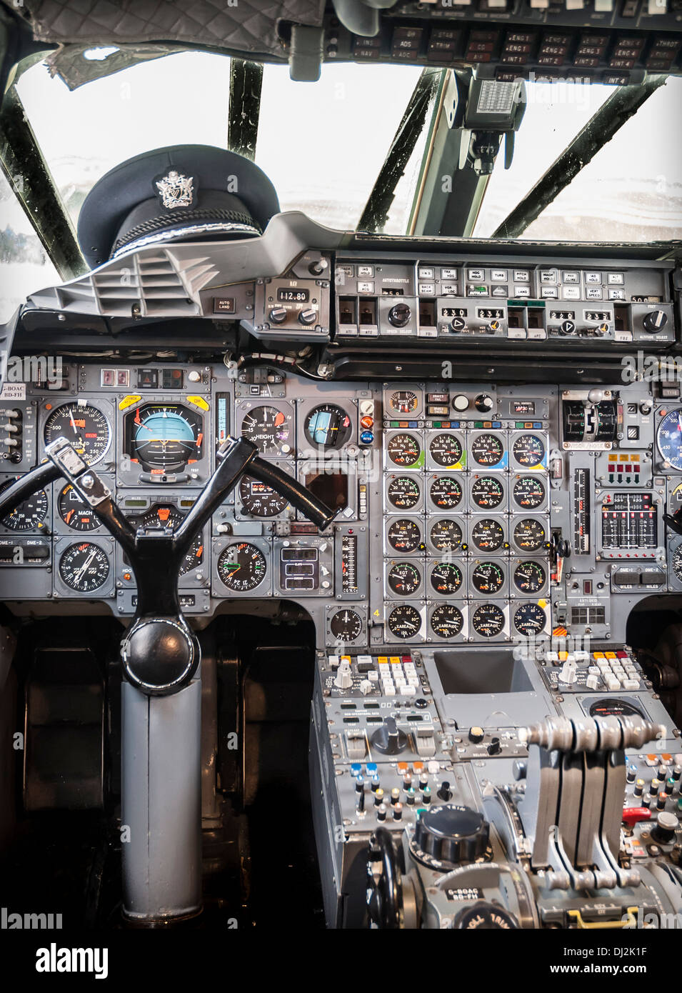 Concorde cockpit hi-res stock photography and images - Alamy