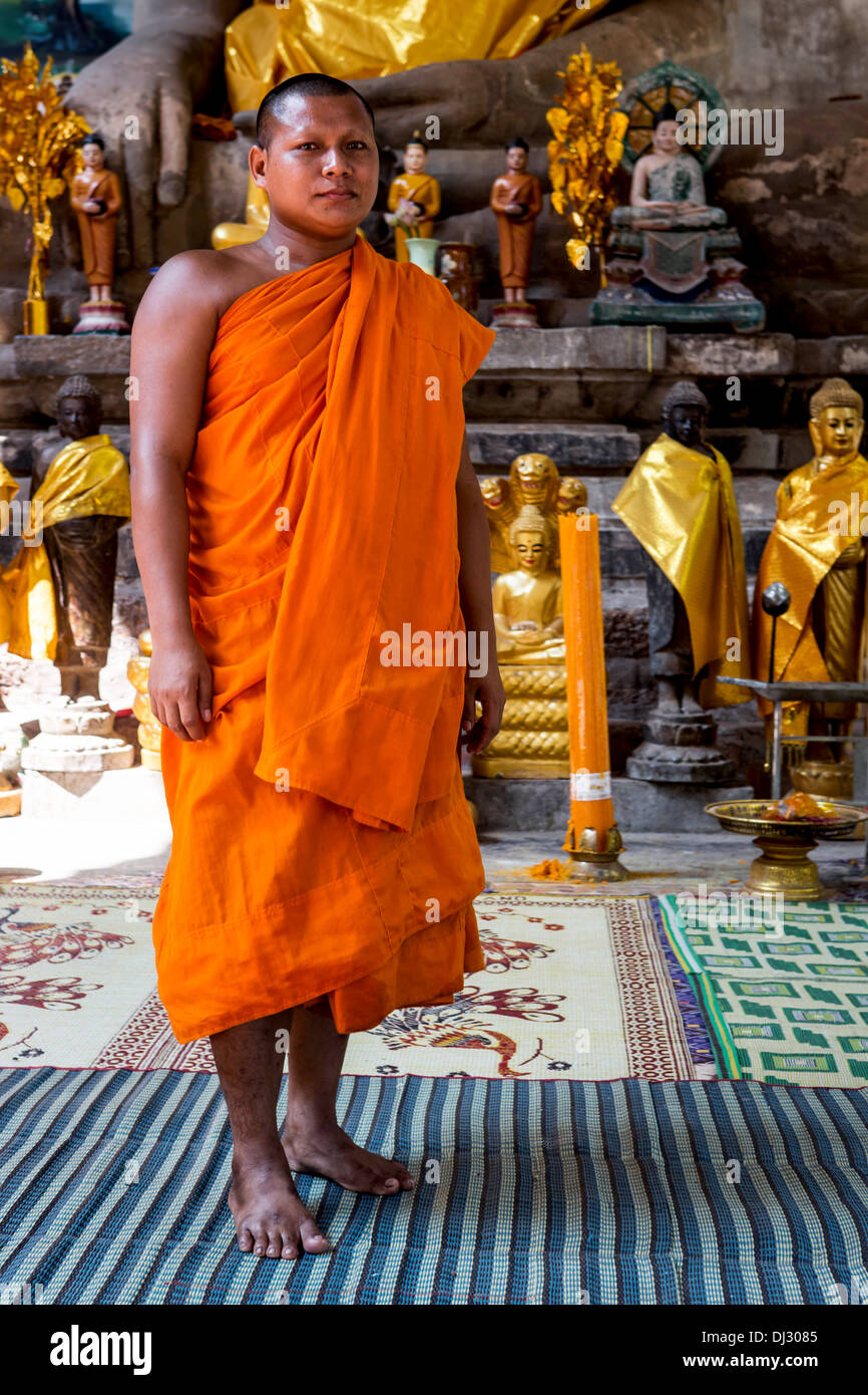 Buddhist monk figures hi-res stock photography and images - Alamy