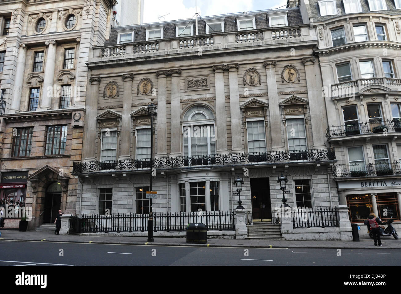 WHITE S GENTLEMAMS CLUB ST ST JAMES S ST LONDON UK Stock Photo Alamy