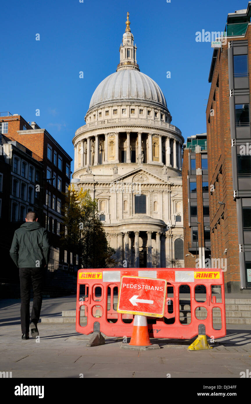 London, England, UK. Pedestrian diversion on Peter's Hill leading to St Paul's Cathedral Stock Photo