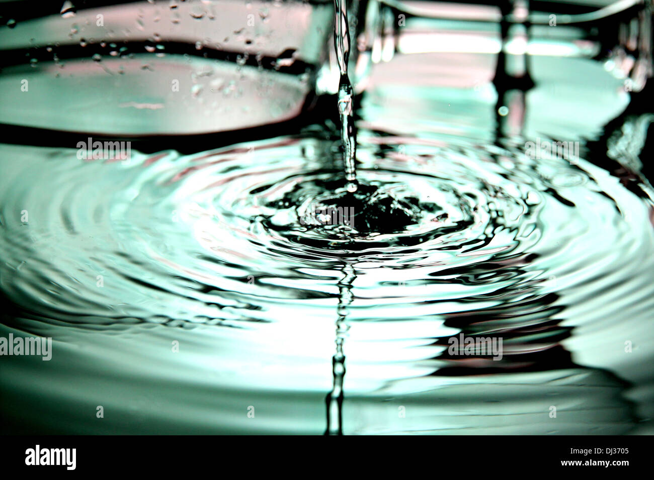 Closeup Pictures Pour water into the basin and see water droplets is