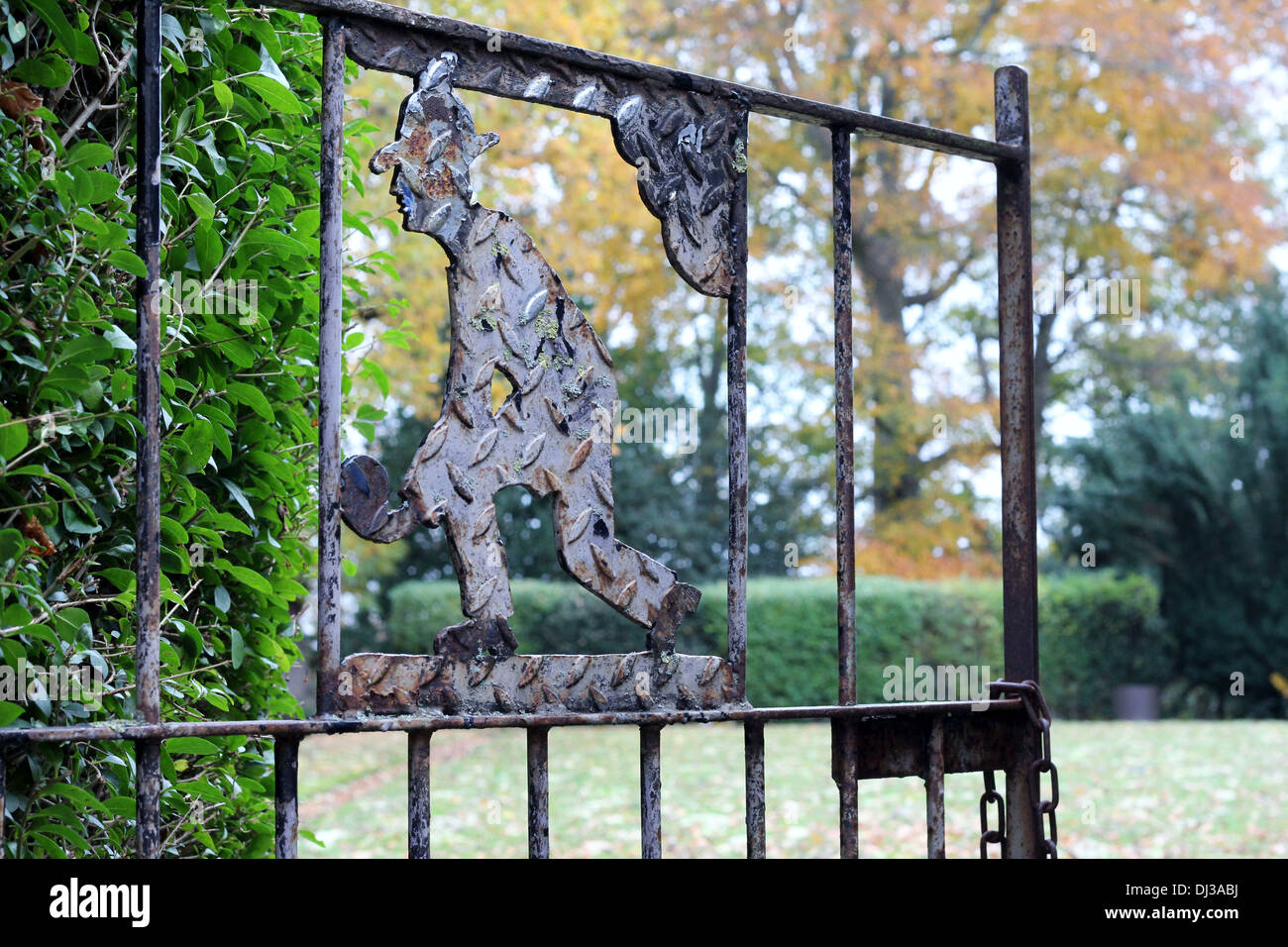 Vintage metal gate hi-res stock photography and images - Alamy