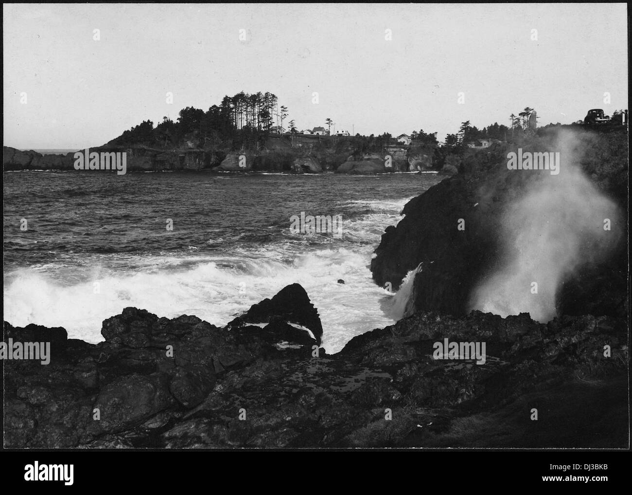 DEPOE BAY VIEW WITH SPOUTING HORN THRU LAVA SHORE ROCKS 520108 Stock
