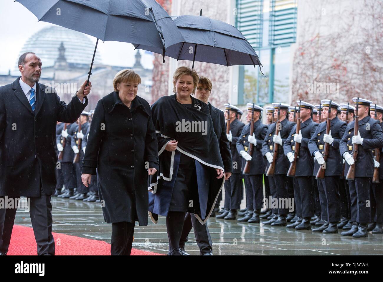 Berlin, Germany. 20th Nov, 2013. German Chancellor Angela Merkel give the welcomes to the Prime Minister of the Kingdom of Norway, Erna Solberg, with military honors in the Federal Chancellery, in Berlin, on November 20, 2013.Photo: Goncalo Silva/NurPhoto Credit:  Goncalo Silva/NurPhoto/ZUMAPRESS.com/Alamy Live News Stock Photo