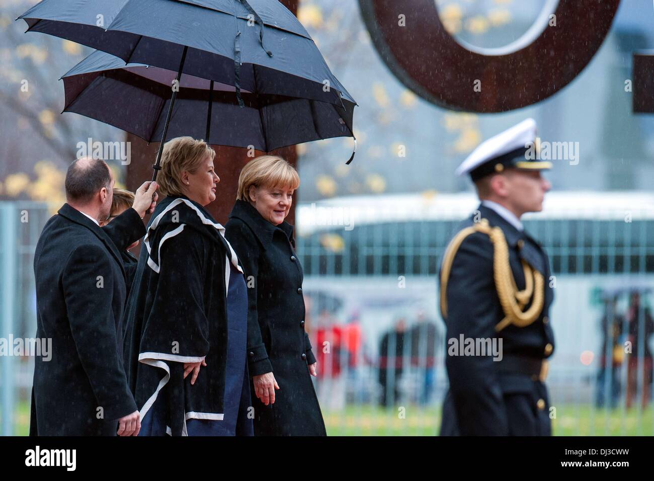 Berlin, Germany. 20th Nov, 2013. German Chancellor Angela Merkel give the welcomes to the Prime Minister of the Kingdom of Norway, Erna Solberg, with military honors in the Federal Chancellery, in Berlin, on November 20, 2013.Photo: Goncalo Silva/NurPhoto Credit:  Goncalo Silva/NurPhoto/ZUMAPRESS.com/Alamy Live News Stock Photo