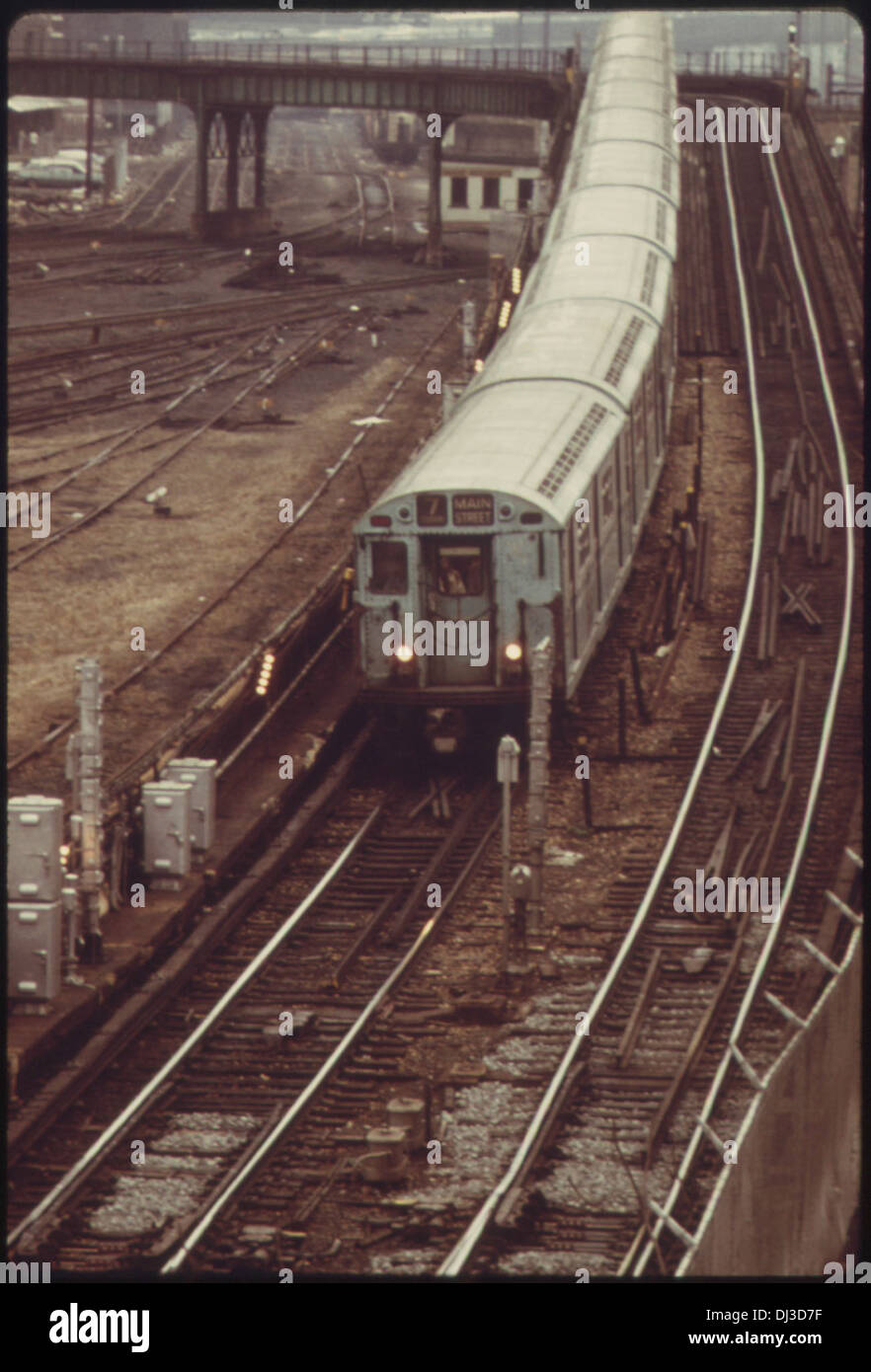 LONG ISLAND COMMUTER TRAIN ARRIVES TO INTERCONNECT WITH NEW YORK TRANSIT AUTHORITY SUBWAYS TO MANHATTAN. THE SUBWAY . 693 Stock Photo