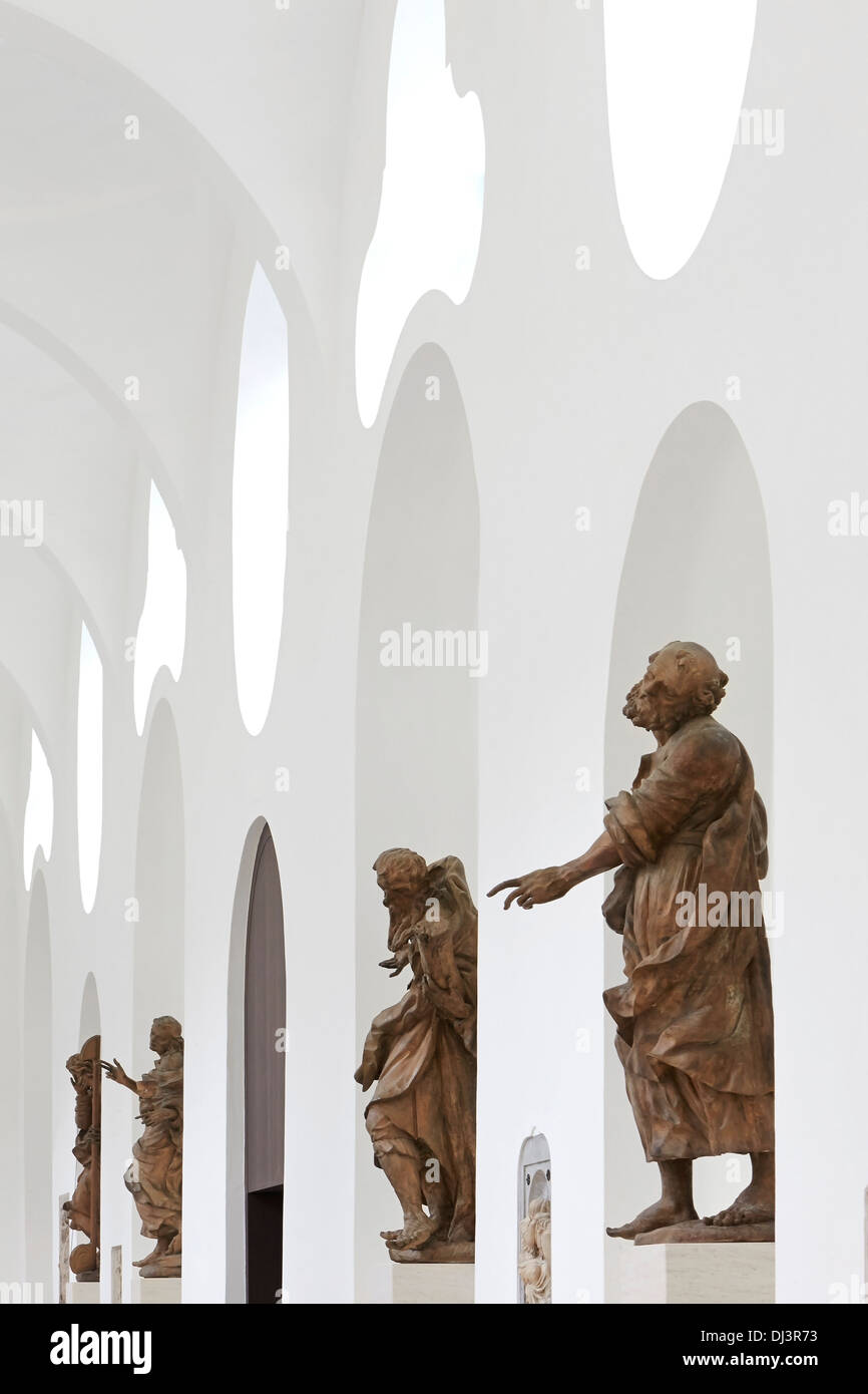 Moritzkirche, Augsburg, Germany. Architect: John Pawson, 2013. Side nave with alcoves for statues. Stock Photo