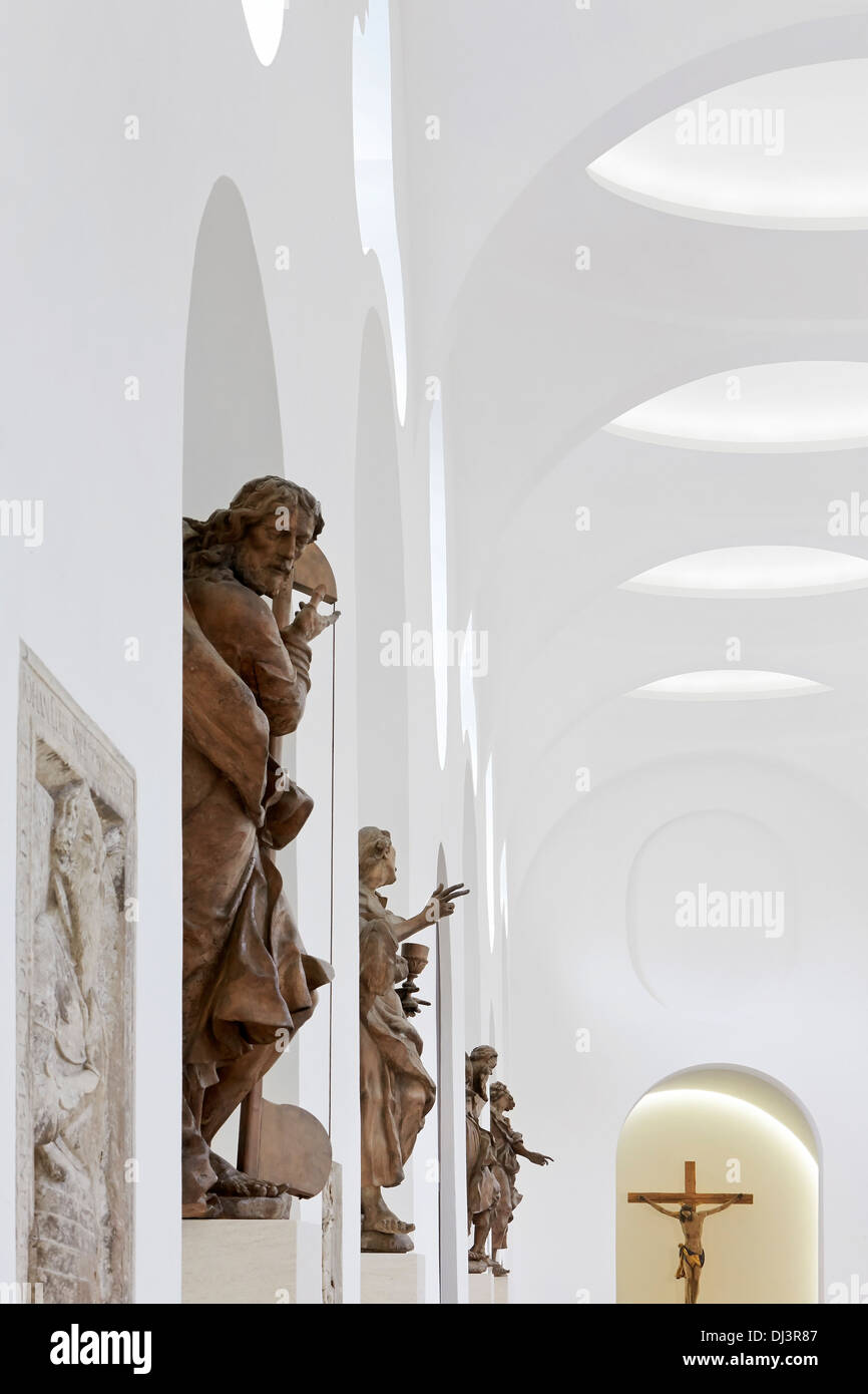 Moritzkirche, Augsburg, Germany. Architect: John Pawson, 2013. Perspective of side nave with statues of saints. Stock Photo