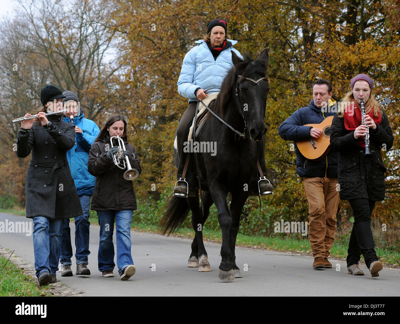 Martfeld, Germany. 16th Nov, 2013. The course director Gwendolyn Schubert (L) plays on her flute to the beat of the hooves of the horse 'Jemala' wich is ridden by Dagmar Fuchs as well as Kristin Mielke on the fipple pipe (2-R), Kim Dinter on the trumpet, Stephanie Schmidt on the clarinet and Udo Schneider on the guitar follow the beat in Martfeld, Germany, 16 November 2013. The course shows musicians how to follow the beat of the gait of a horse, which then can be considers as a conductor. Photo: Ingo Wagner/dpa/Alamy Live News Stock Photo