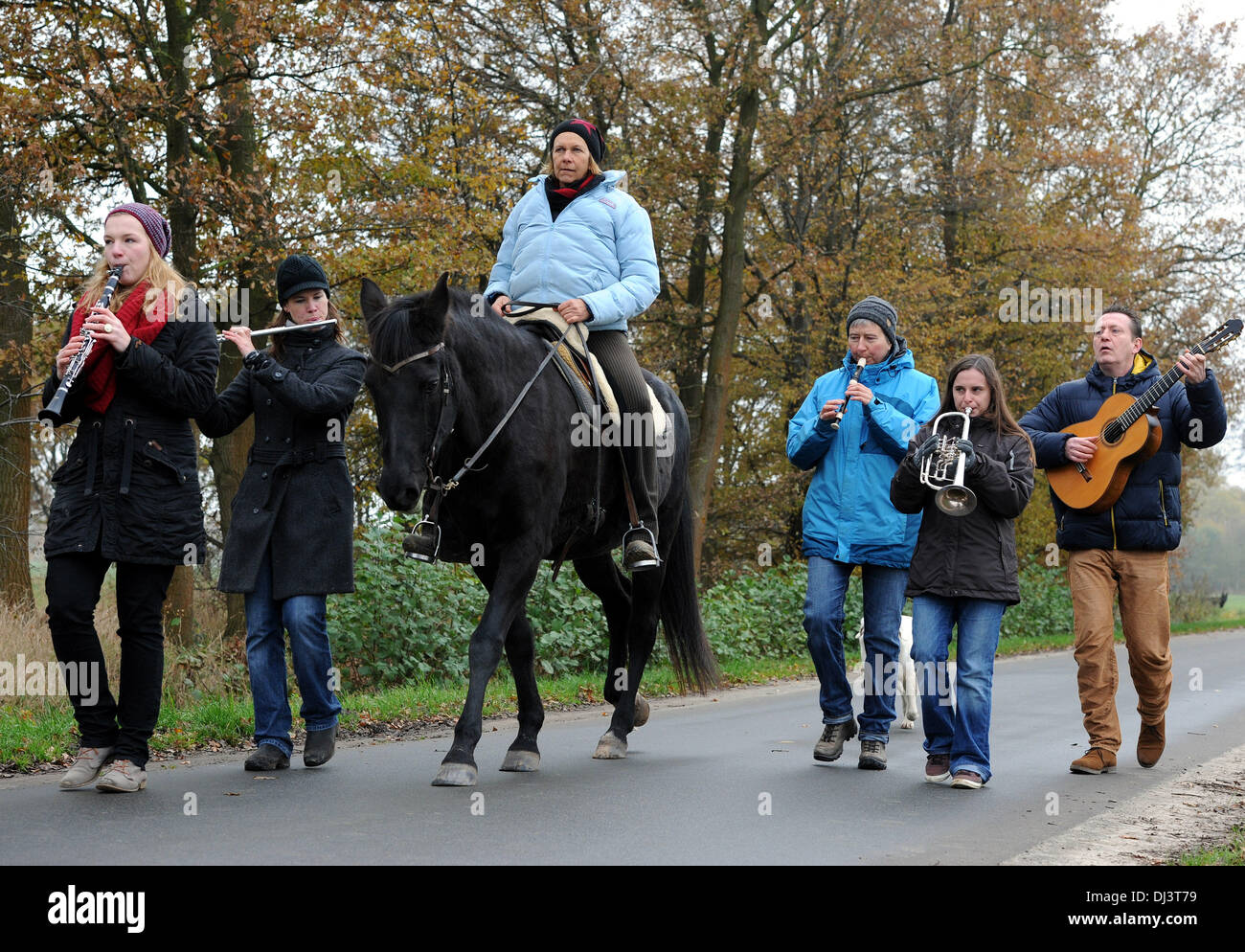 Martfeld, Germany. 16th Nov, 2013. The course director Gwendolyn Schubert (2-L) plays on her flute to the beat of the hooves of the horse 'Jemala' wich is ridden by Dagmar Fuchs as well as Kristin Mielke on the fipple pipe (3-L), Kim Dinter on the trumpet, Stephanie Schmidt on the clarinet and Udo Schneider on the guitar follow the beat in Martfeld, Germany, 16 November 2013. The course shows musicians how to follow the beat of the gait of a horse, which then can be considers as a conductor. Photo: Ingo Wagner/dpa/Alamy Live News Stock Photo