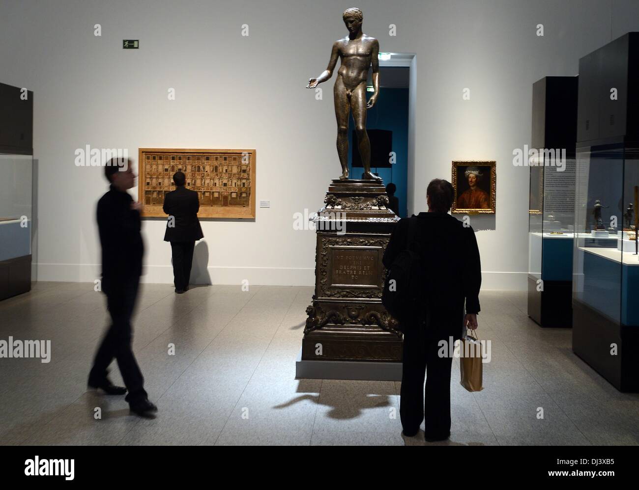 Bonn, Germany. 21st Nov, 2013. The sculpture 'Socalled Idolino of Pesaro' (Bronze, 30 BC) is on display in the exhibition 'Villa Romana 1905-2013 The Artists' House in Florence' at the Art and Exhibition Hall of the Federal Republic of Germany in Bonn, Germany, 21 November 2013. The exhibition runs from 22 November 2013 until 09 March 2014. Photo: HENNING KAISER/dpa/Alamy Live News Stock Photo