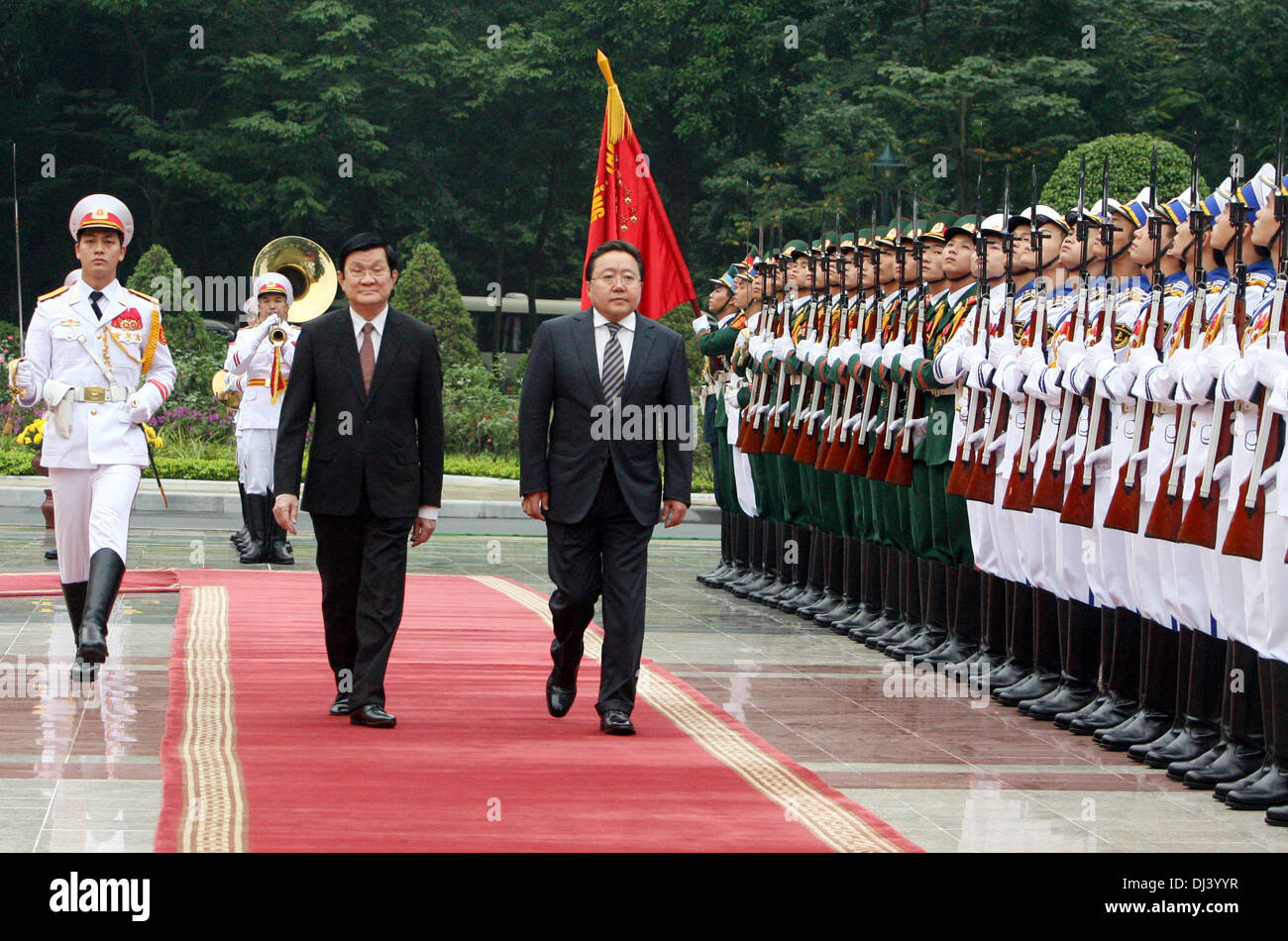 Hanoi, Vietnam. 21st November 2013. Vietnamese President Truong Tan Sang (L front) and Mongolian President Tsakhiagiin Elbegdorj (R front) review Vietnamese guard of honor during a welcoming ceremony in Hanoi, capital of Vietnam, Nov. 21, 2013. Tsakhiagiin Elbegdorj is in Vietnam for a four-day visit at the invitation of Vietnamese President Truong Tan Sang. (Xinhua/VNA/Alamy Live News) Stock Photo