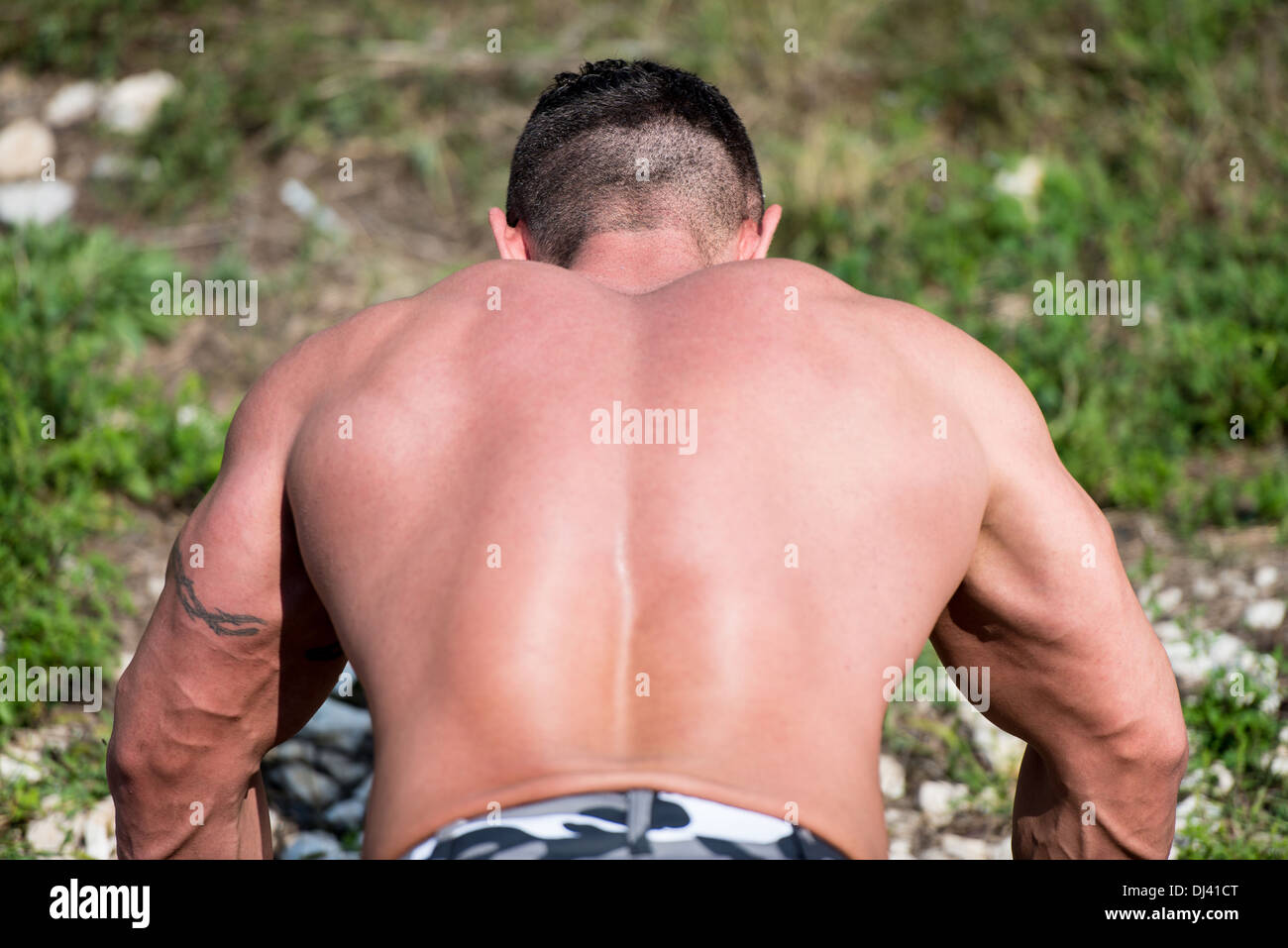 Man pushups one arm hi-res stock photography and images - Alamy