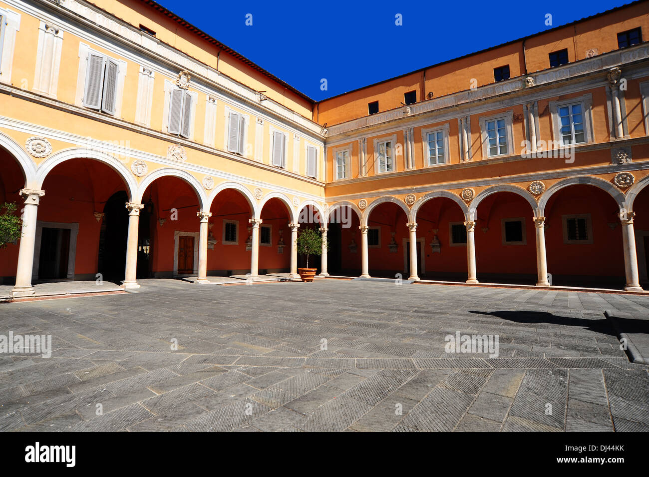 Courtyard plaster hi-res stock photography and images - Alamy