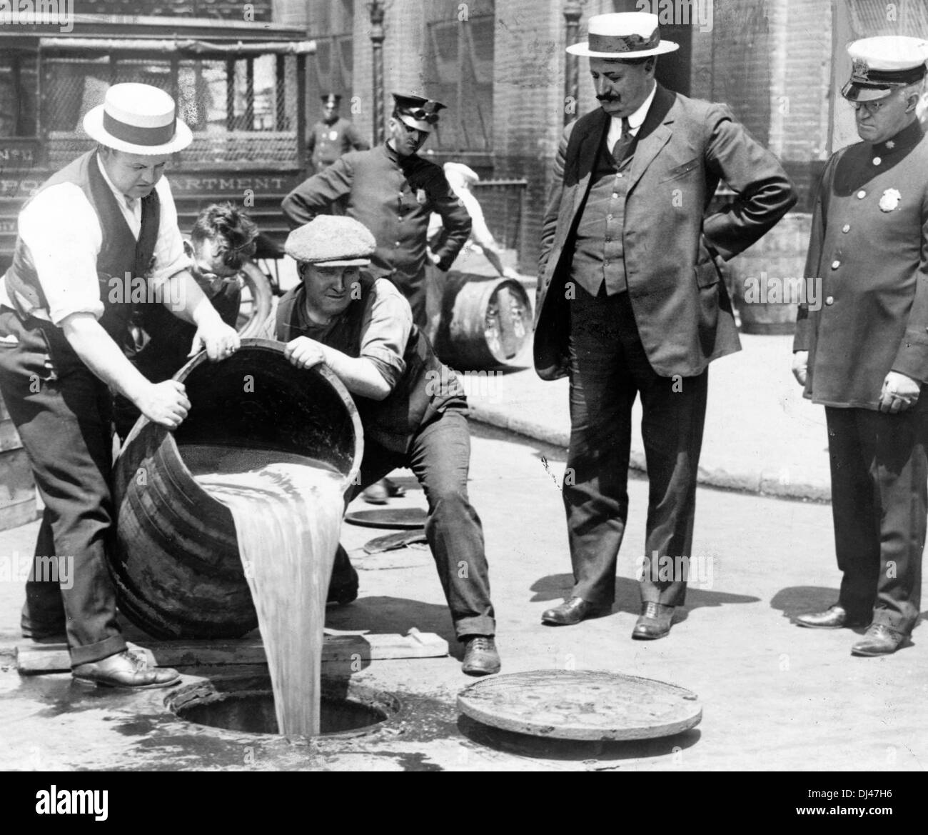 Destruction of alcohol during Prohibition era, America, agents pour liquor into sewer following a raid Stock Photo