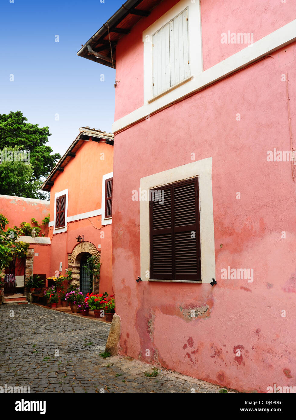 Aged courtyard hi-res stock photography and images - Alamy